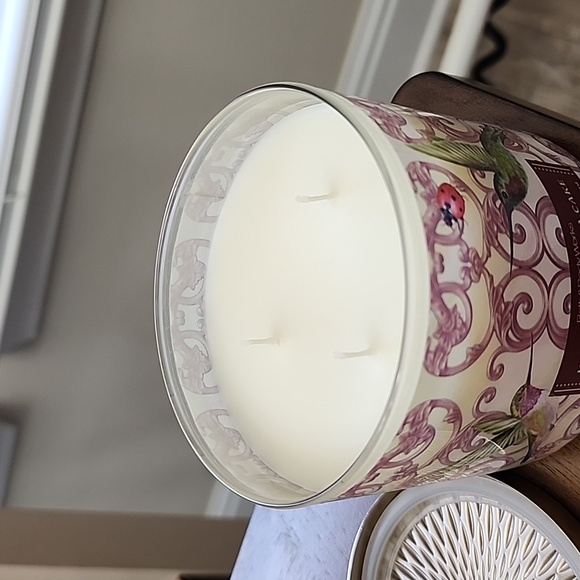 Bath & Body Works Hummingbird Tea Cake Candle - Picture 2 of 2